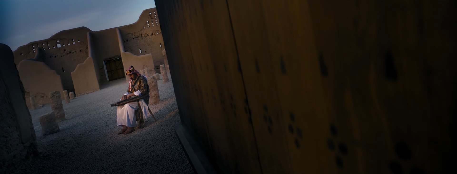عازف قانون في قلعة تاريخية